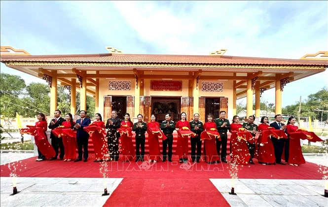Lãnh đạo Bộ Quốc phòng, lãnh đạo tỉnh Quảng Trị và gia đình Đại tướng Đoàn Khuê cắt băng khánh thành Khu lưu niệm Đại tướng Đoàn Khuê. Ảnh: TTXVN