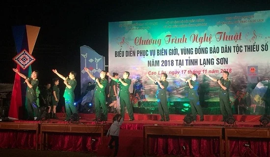 Biểu diễn phục vụ đồng bào dân tộc thiểu số vùng biên giới tỉnh Lạng Sơn. Ảnh: Báo Văn Hóa