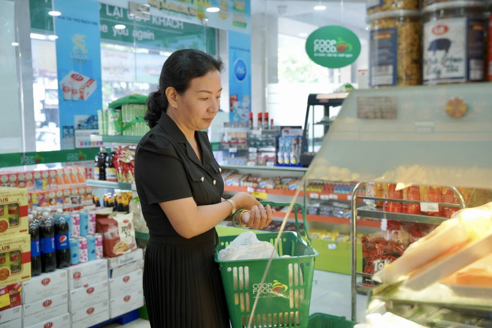 Người dân mua sắm tại một siêu thị Co.op Food