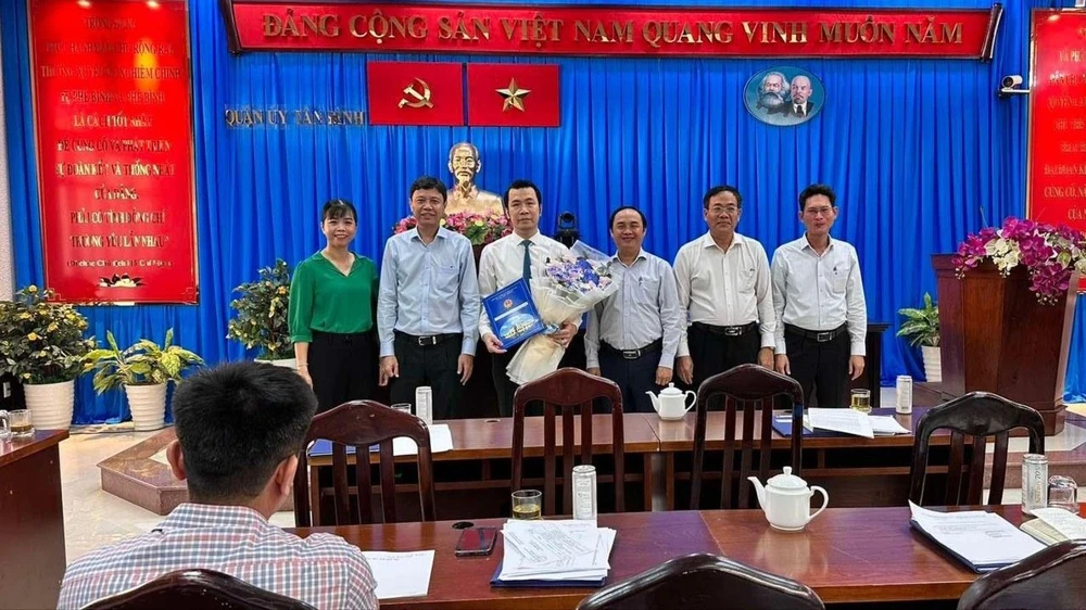 Lãnh đạo quận Tân Bình trao quyết định cho ông Trương Tấn Sơn