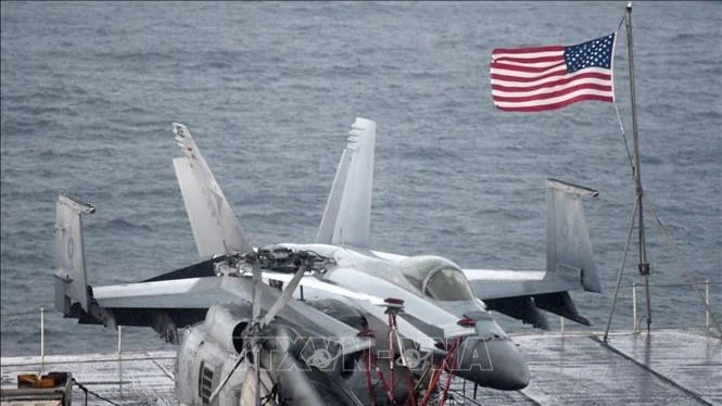 Máy bay chiến đấu Hornet F-18 trên tàu sân bay chạy bằng năng lượng hạt nhân USS Harry S. Truman của Mỹ tới thành phố Split, Croatia. Ảnh: AFP/TTXVN