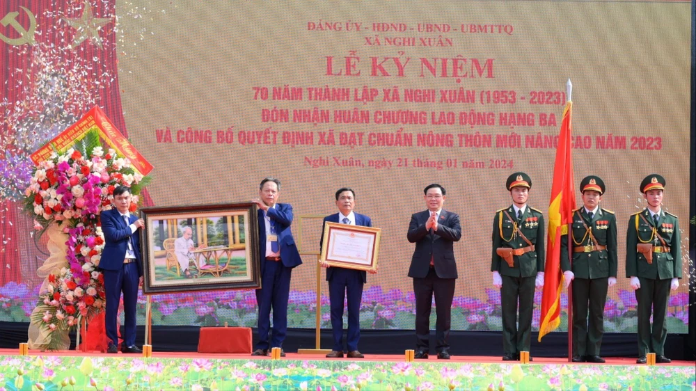 Chủ tịch Quốc hội Vương Đình Huệ trao tặng Huân chương Lao động hạng ba đến Đảng bộ, chính quyền và nhân dân xã Nghi Xuân