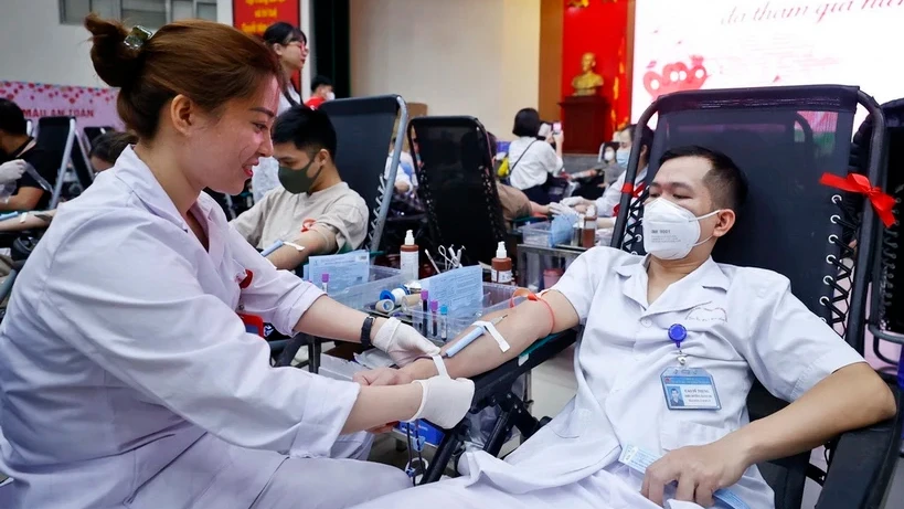 Cán bộ, nhân viên của Viện Huyết học-Truyền máu Trung ương tham gia hiến máu tình nguyện. Ảnh: TTXVN
