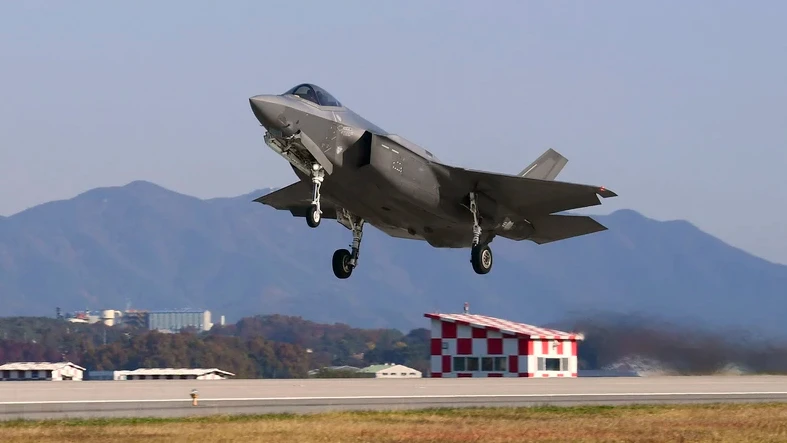 Máy bay chiến đấu F-35A của không lực Hàn Quốc tham gia một cuộc tập trận tại Gunsan, Hàn Quốc ngày 31-10-2022. Ảnh: AFP/TTXVN