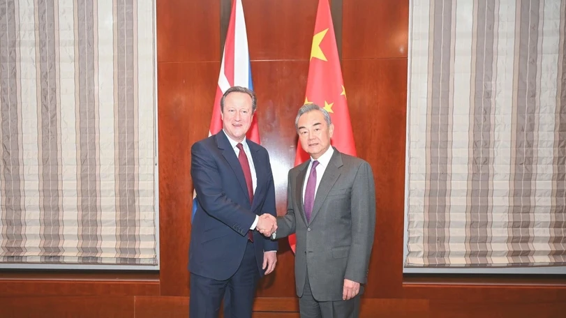 Bộ trưởng Ngoại giao Trung Quốc Vương Nghị (phải) bắt tay Ngoại trưởng Anh David Cameron trong cuộc gặp bên lề Hội nghị An ninh Munich, ngày 16-2-2024. Ảnh: China Daily