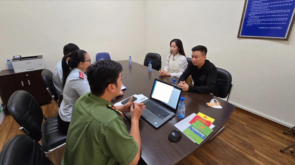 Cơ quan chức năng TPHCM làm việc với bà Nguyễn Thị Lệ Nam Em (áo trắng). Ảnh: Sở TT-TT TPHCM