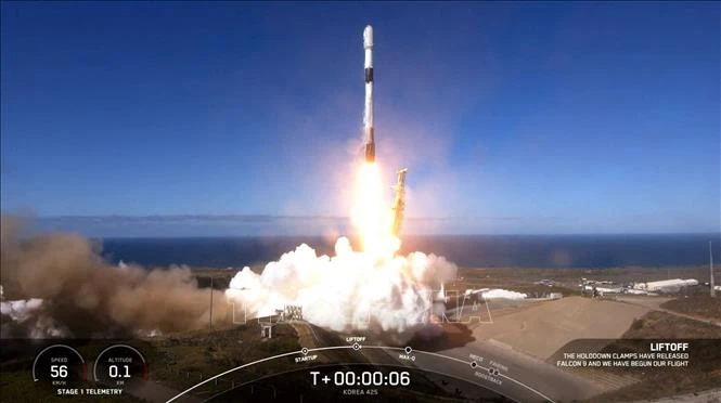 Tên lửa đẩy của công ty SpaceX mang theo vệ tinh trinh sát quân sự đầu tiên của Hàn Quốc rời bệ phóng tại Căn cứ Lực lượng vũ trụ Vanderberg ở bang California (Mỹ) tháng 12-2023. Ảnh: AFP/TTXVN