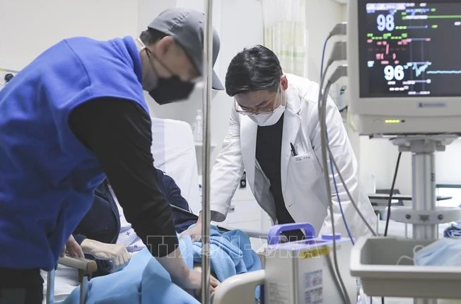 Nhân viên y tế điều trị cho bệnh nhân tại một bệnh viện ở Seongnam, Hàn Quốc ngày 4-3-2024. Ảnh: TTXVN
