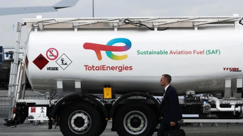 Một xe chở nhiên liệu hàng không bền vững của Pháp. Ảnh: REUTERS