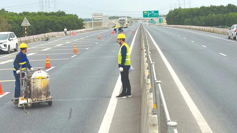  Cơ bản hoàn thiện các giải pháp bổ sung hệ thống đảm bảo an toàn giao thông trên đường cao tốc Cam Lộ - La Sơn