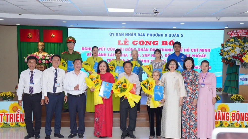 Phó Chủ tịch HĐND TPHCM Phạm Thành Kiên; Bí thư Quận ủy quận 5 Huỳnh Ngọc Nữ Phương Hồng tặng hoa chúc mừng đại diện các khu phố mới
