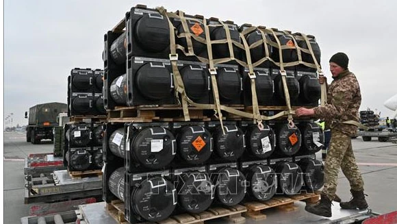 Lô tên lửa Javelins do Mỹ viện trợ được chuyển tới sân bay ở Kiev, Ukraine ngày 11-2-2022. Ảnh: AFP/TTXVN