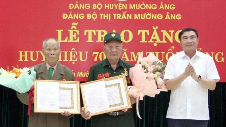 2 chiến sĩ Điện Biên nhận Huy hiệu 70 năm tuổi Đảng 