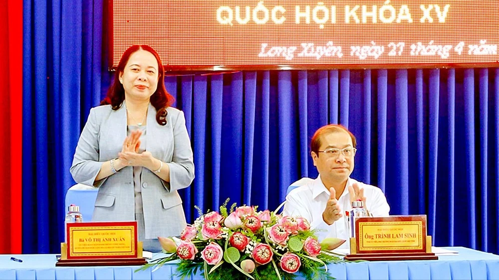 Quyền Chủ tịch nước Võ Thị Ánh Xuân tiếp xúc cử tri TP Long Xuyên, tỉnh An Giang. Ảnh: TTXVN