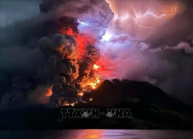 Núi lửa Ruang ở Bắc Sulawesi, Indonesia phun trào ngày 17-4-2024. Ảnh: AFP/TTXVN