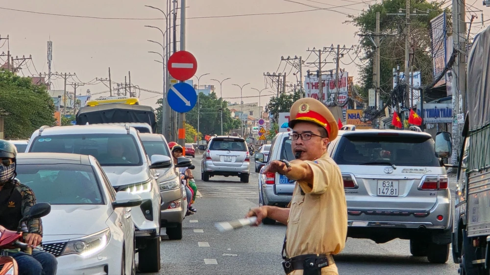 CSGT TPHCM căng mình điều tiết giao thông trong dịp lễ dưới cái nắng gần 40 độ C