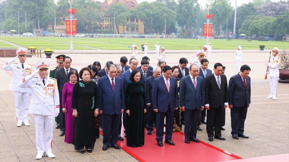 Lãnh đạo Đảng, Nhà nước vào Lăng viếng Chủ tịch Hồ Chí Minh. Ảnh: VIẾT CHUNG