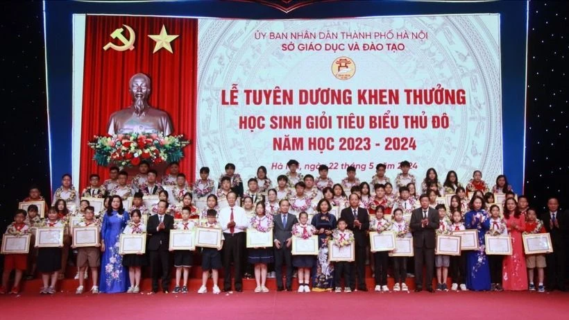 Lãnh đạo Bộ GD-ĐT, lãnh đạo thành phố Hà Nội chúc mừng các học sinh tiêu biểu