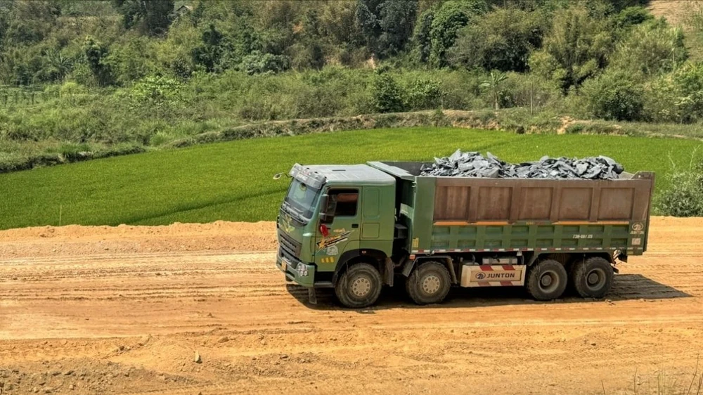 Chất thải đất đá hỗn hợp tại Dự án đường bộ cao tốc Khánh Hòa - Buôn Ma Thuột chưa biết đổ đi đâu khi chưa xác định cụ thể vị trí đổ thải. Ảnh: VOV