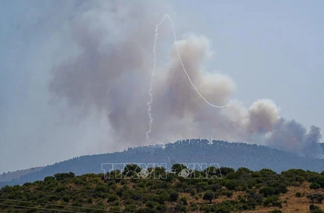 Khói bốc lên tại Safed, Israel khi hệ thống phòng không nước này đánh chặn rocket từ Liban ngày 13-6-2024. Ảnh: THX/TTXVN