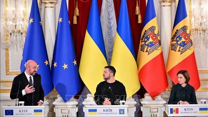 Chủ tịch Hội đồng châu Âu Charles Michel (trái), Tổng thống Ukraine Volodymyr Zelensky (giữa) và Tổng thống Moldova Maia Sandu tại cuộc họp báo ở Kiev, ngày 23-11-2023. Ảnh: AFP/TTXVN