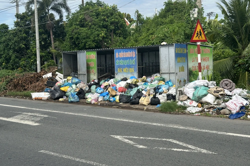 Bãi rác trước trụ sở UBND xã