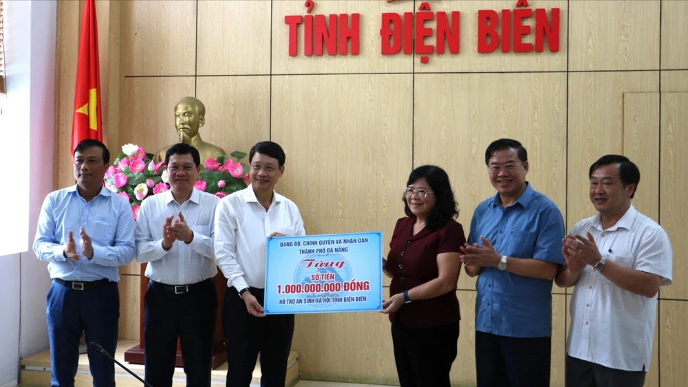 Chủ tịch HĐND TP Đà Nẵng Ngô Xuân Thắng (thứ 3, từ trái sang) trao 1 tỷ đồng hỗ trợ công tác an sinh xã hội cho đại diện lãnh đạo tỉnh Điện Biên
