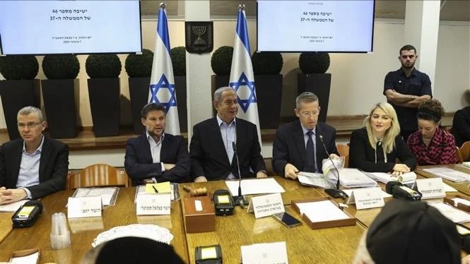 Thủ tướng Israel Benjamin Netanyahu (giữa) chủ trì cuộc họp nội các ở Tel Aviv. Ảnh: AFP/TTXVN