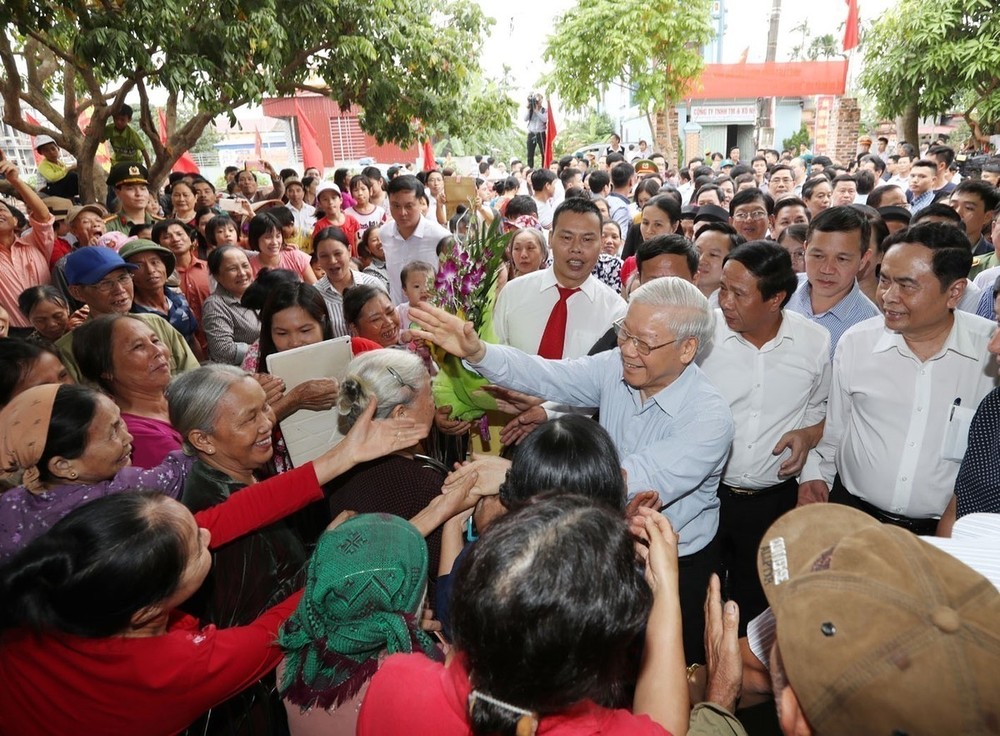 Tổng Bí thư Nguyễn Phú Trọng với nhân dân thôn Thượng Điện, xã Vinh Quang, huyện Vĩnh Bảo trong Ngày hội Đại đoàn kết toàn dân tộc thành phố Hải Phòng (15-11-2017). Ảnh: TTXVN