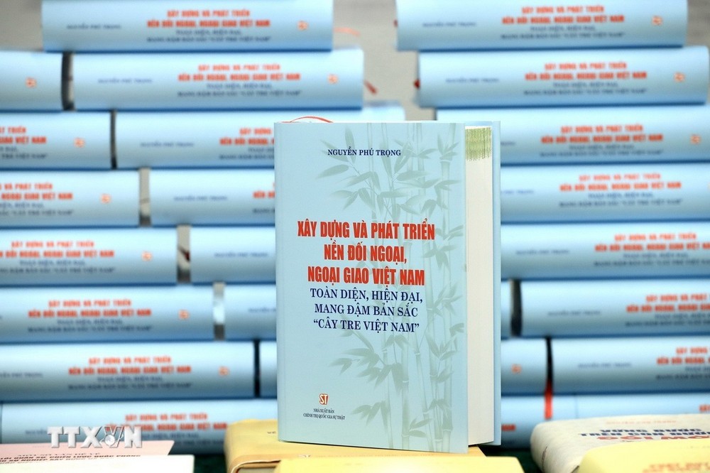 Cuốn sách của Tổng Bí thư Nguyễn Phú Trọng &apos;Xây dựng và phát triển nền đối ngoại, ngoại giao Việt Nam toàn diện, hiện đại, mang đậm bản sắc &apos;cây tre Việt Nam&apos;&apos; Ảnh: TTXVN