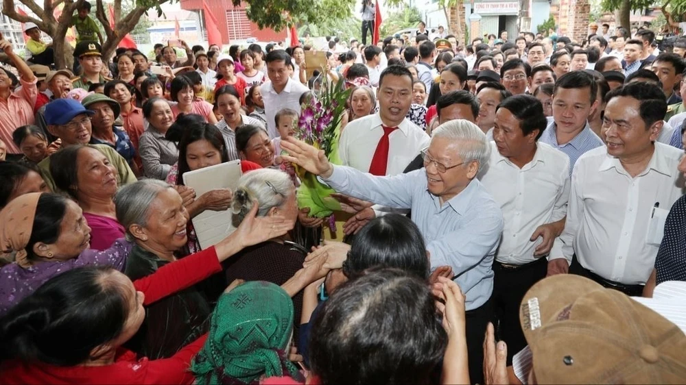 Tổng Bí thư Nguyễn Phú Trọng với nhân dân thôn Thượng Điện, xã Vinh Quang, huyện Vĩnh Bảo trong Ngày hội Đại đoàn kết toàn dân tộc thành phố Hải Phòng (15-11-2017). Ảnh: TTXVN