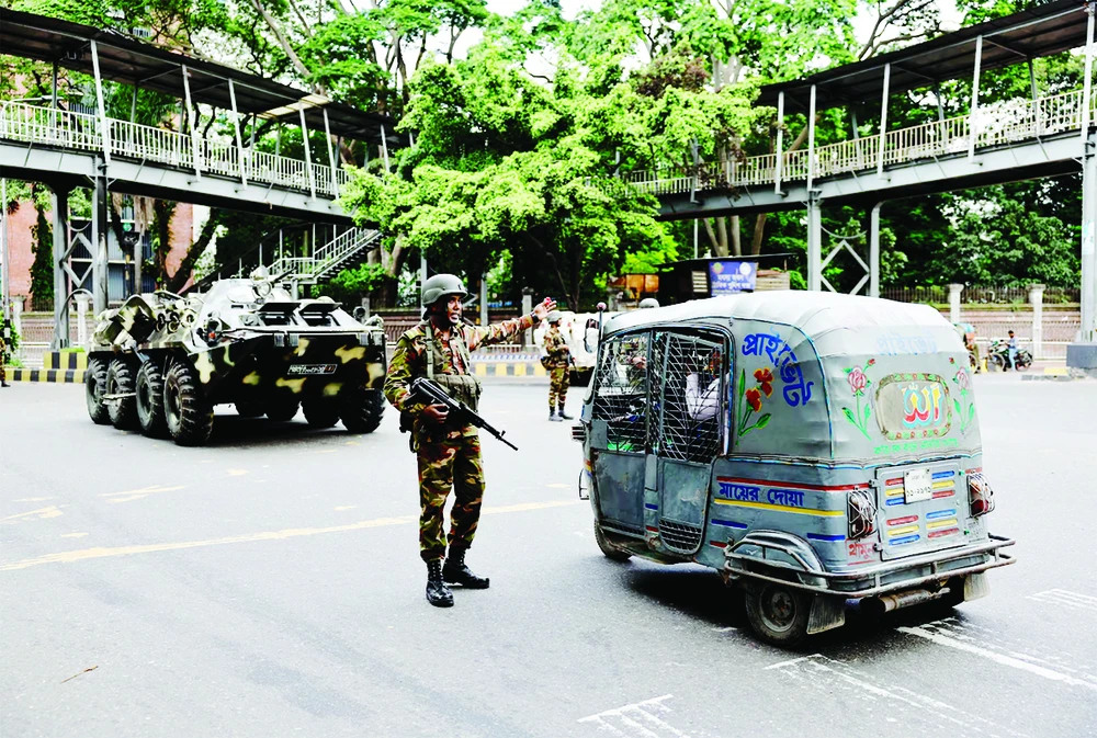 Bangladesh gia hạn lệnh giới nghiêm