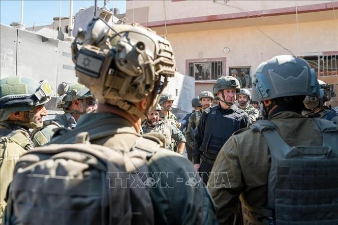 Bộ trưởng Quốc phòng Israel Yoav Gallant (áo đen, giữa) trao đổi với các binh sĩ thuộc Sư đoàn 162 của quân đội Israel. Ảnh: TTXVN