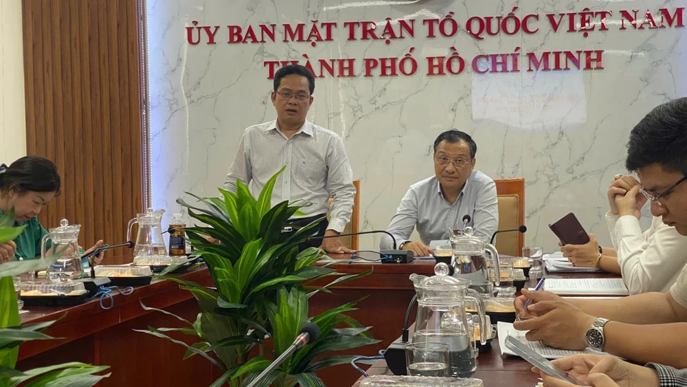 Phó Chủ tịch Ủy ban MTTQ Việt Nam TPHCM Phạm Minh Tuấn và Phó Giám đốc Sở GD-ĐT TPHCM Lê Hoài Nam chủ trì buổi làm việc