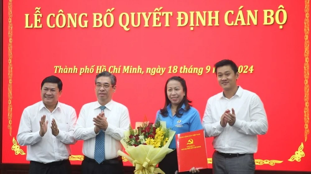 Đồng chí Nguyễn Phước Lộc cùng lãnh đạo Ban Tổ chức Thành ủy TPHCM, Hepza tặng hoa chúc mừng đồng chí Vũ Thế Vân