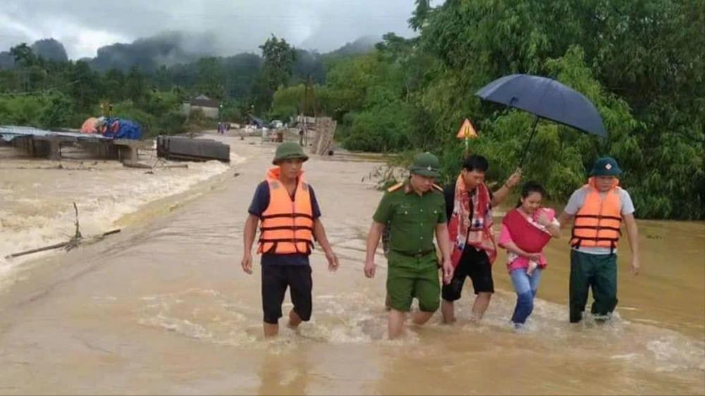 Các lực lượng sơ tán người dân xã Yên Khê (huyện Con Cuông, tỉnh Nghệ An) đến nơi an toàn. Ảnh: DUY CƯỜNG