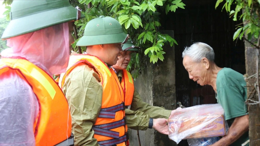 Lãnh đạo huyện Nghi Xuân thăm hỏi, trao hỗ trợ mì tôm, nước uống cho người dân ở "ốc đảo" thôn Hồng Lam 