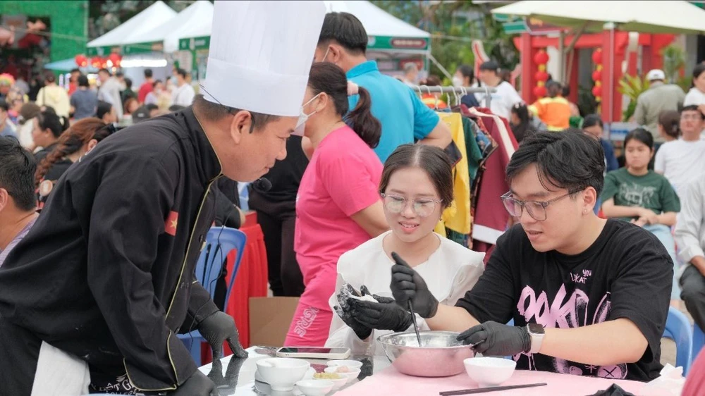 Người dân, du khách trải nghiệm làm bánh tại Lễ hội ẩm thực “Chợ Lớn Food Story” lần 1 năm 2023