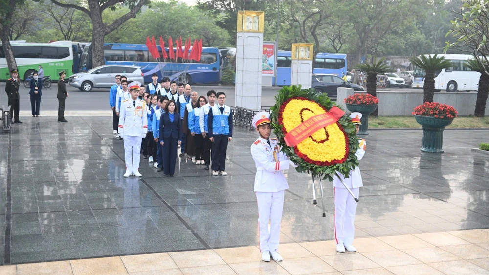 Đại biểu về dự liên hoan đã dâng hương, đặt vòng hoa tại Đài tưởng niệm các anh hùng liệt sĩ trên đường Bắc Sơn