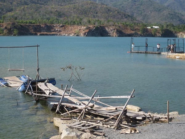  Hồ nước sâu Ba Cô - Đá Xanh (phường Kim Dinh, TP Bà Rịa) được hình thành sau khi khai thác đá, chưa có phương án bảo vệ phòng chống đuối nước 
