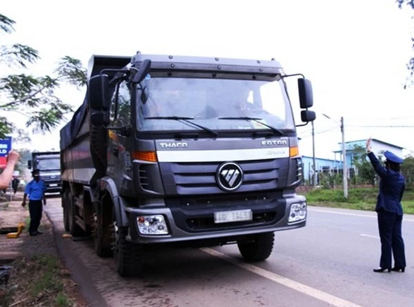 Xe quá tải lưu thông trên Quốc lộ 20 (qua địa phận huyện Di Linh) bị đoàn kiểm tra xử lý