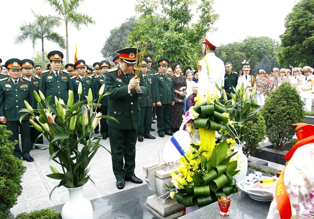 Đại tướng Ngô Xuân Lịch, Bộ trưởng Bộ Quốc phòng dâng hương tưởng niệm tại phần mộ Đại tướng Văn Tiến Dũng. Ảnh: TTXVN 