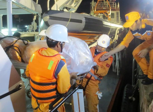 Lực lượng cứu hộ chuyển thi thể thủy thủ tàu Hải Thành 26-BLC vào bờ