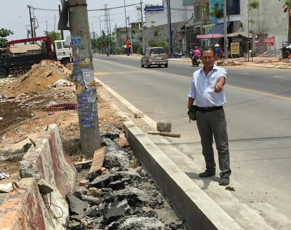 Ông Nguyễn Văn Việt giám sát một công trình thi công trên địa bàn phường 