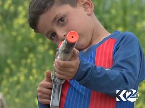 Cậu bé Messi giờ chỉ thích chơi với súng. 