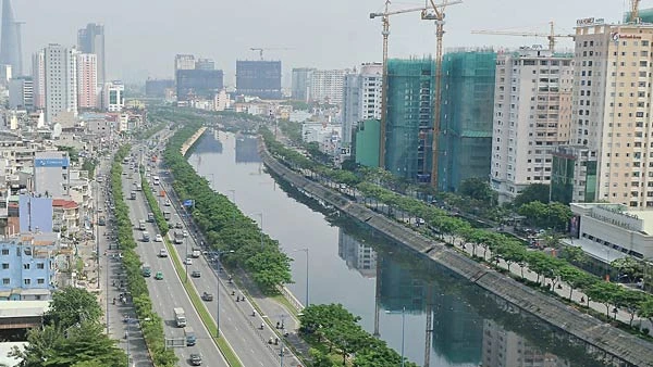 Đường Võ Văn Kiệt và kênh Bến Nghé xanh - sạch - đẹp Ảnh: THÀNH TRÍ