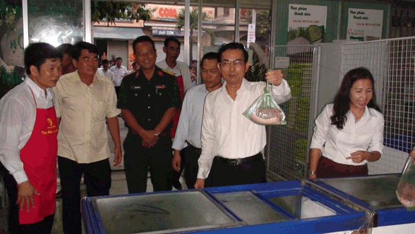 Hình Phó Chủ tịch UBND tỉnh Đồng Nai Võ Văn Chánh mua thịt heo sáng ngày 30-4