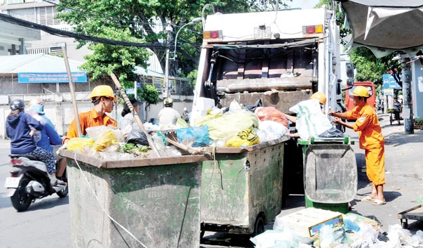 Thu gom rác thải tại quận 5, TPHCM Ảnh: CAO TRÍ