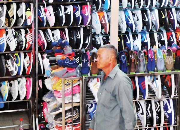 Mặt hàng giày nhái thương hiệu bày bán trên thị trường Ảnh: THÀNH TRÍ