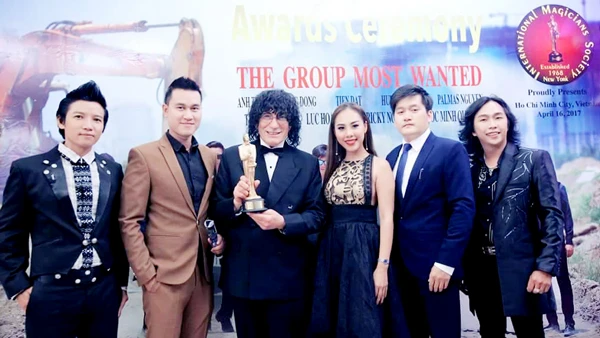 Ảo thuật gia Huy Nguyễn (bìa trái) tại lễ vinh danh giải thưởng Merlin Awards